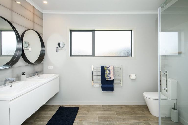 Photo of property in 10 Mediterranean Grove, Fitzherbert, Palmerston North, 4410