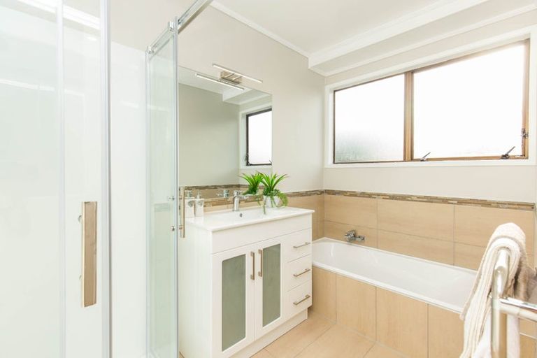 Photo of property in 162 Luckens Road, West Harbour, Auckland, 0618