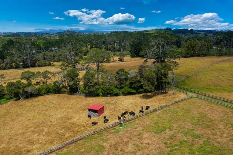 Photo of property in 11 Tawa Road, Kumeu, 0891