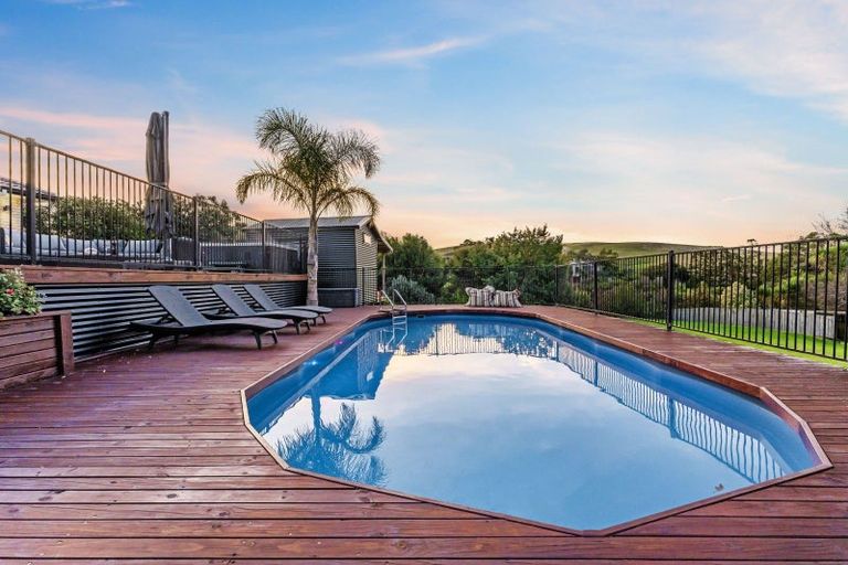 Photo of property in 6 Gavinike Place, Waimauku, 0812