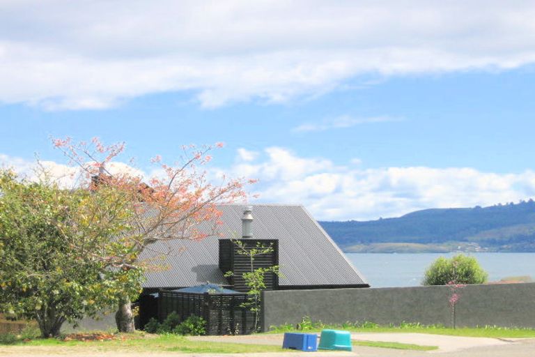 Photo of property in 1 Ingle Avenue, Waipahihi, Taupo, 3330