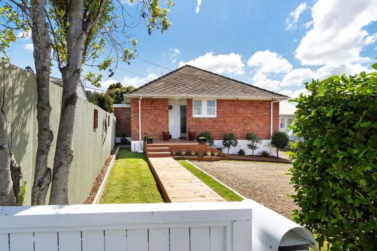 Photo of property in 43 Hutchinson Avenue, New Lynn, Auckland, 0600