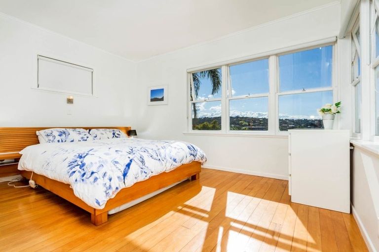 Photo of property in 2/30 Beechwood Road, Rothesay Bay, Auckland, 0630