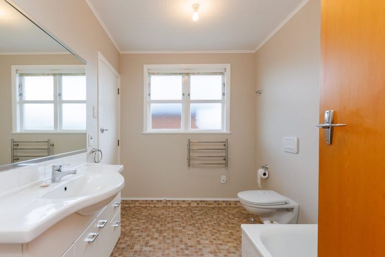 Photo of property in 4 Edwards Place, Terrace End, Palmerston North, 4410