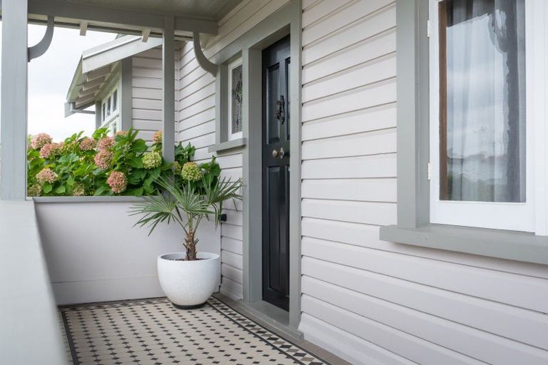 Photo of property in 11 Lawrence Road, Hospital Hill, Napier, 4110