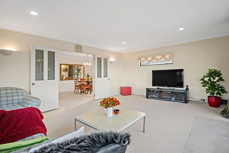 Photo of property in 22 Hogarth Rise, West Harbour, Auckland, 0618