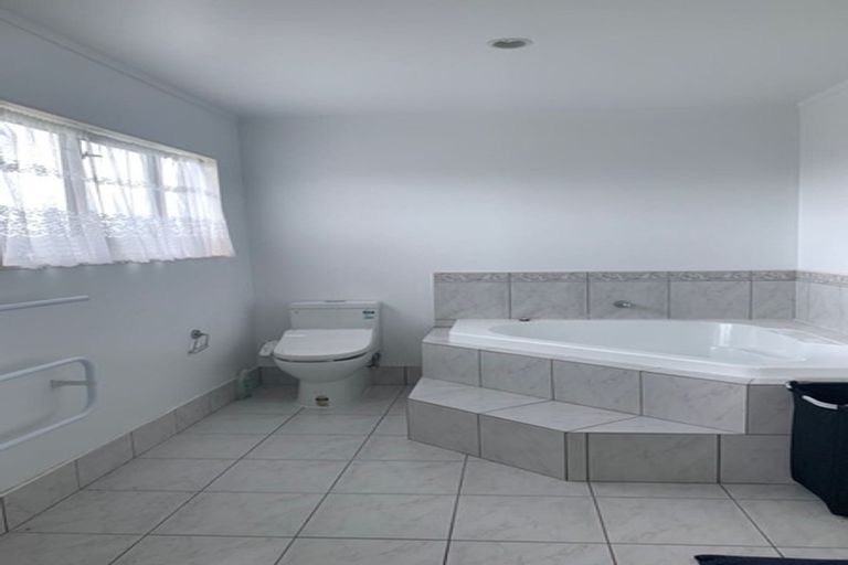 Photo of property in 15 Vermeer Place, West Harbour, Auckland, 0618