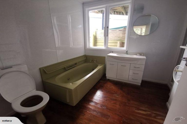 Photo of property in 1 Howard Road, Point Howard, Lower Hutt, 5013