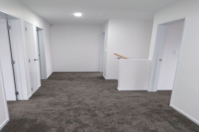 Photo of property in 1 Nagra Lane, Papakura, 2110