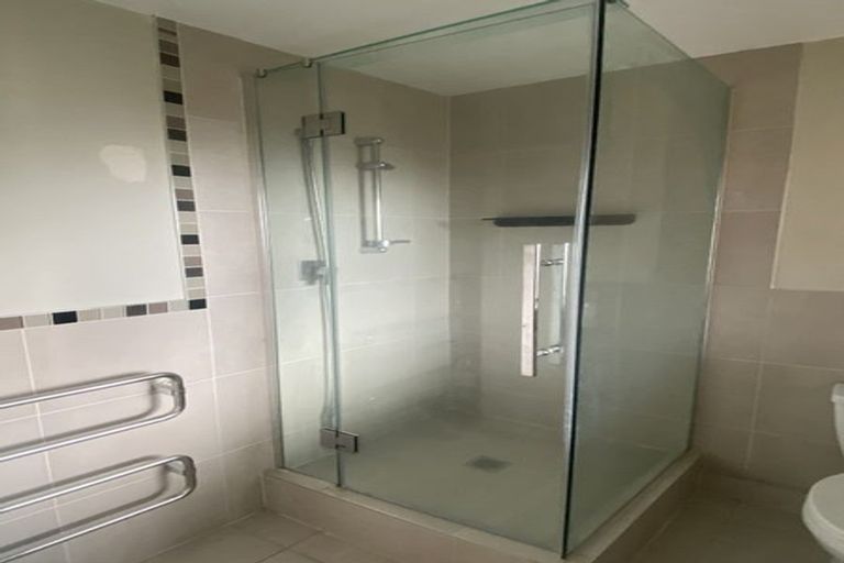 Photo of property in 1/8 Dee Place, Torbay, Auckland, 0630