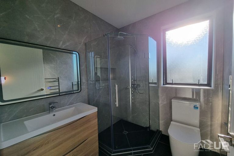 Photo of property in 17a Marina View Drive, West Harbour, Auckland, 0618