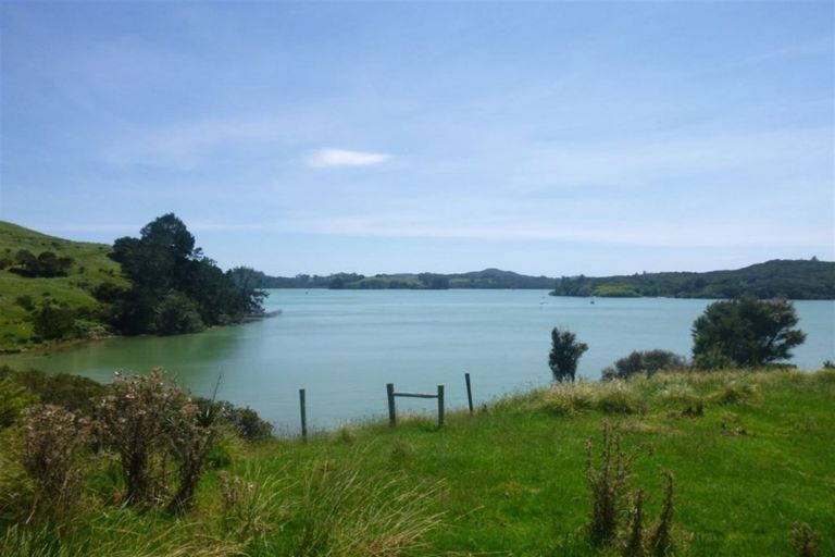 Photo of property in 68 Ranui Road, Karetu, 0283