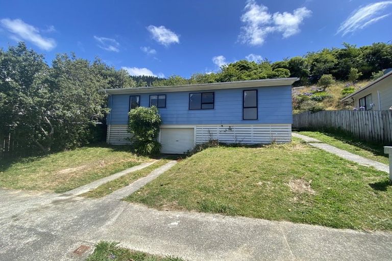 Photo of property in 5 Westra View, Tawa, Wellington, 5028