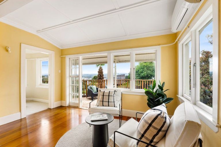 Photo of property in 2 Roslyn Road, Bluff Hill, Napier, 4110