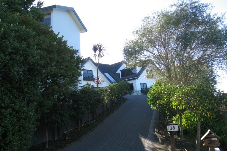 Photo of property in 18 Marguerita Place, West Harbour, Auckland, 0618