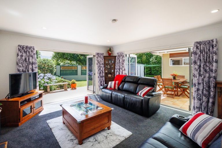 Photo of property in 23 Chilton Grove, Hokowhitu, Palmerston North, 4410