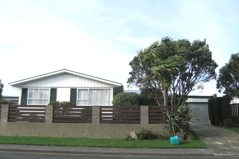 Photo of property in 48 Somes Crescent, Newlands, Wellington, 6037