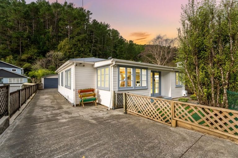 Photo of property in 35 Elmslie Road, Pinehaven, Upper Hutt, 5019