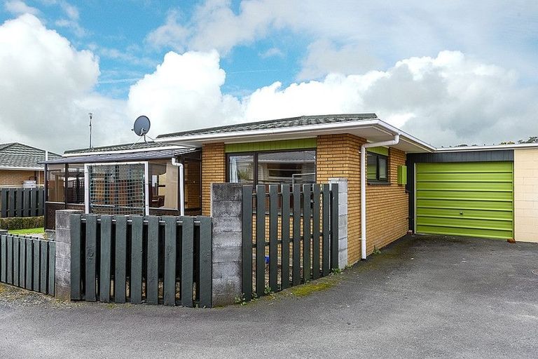 Photo of property in 6 Holsworthy Road, Lower Vogeltown, New Plymouth, 4310