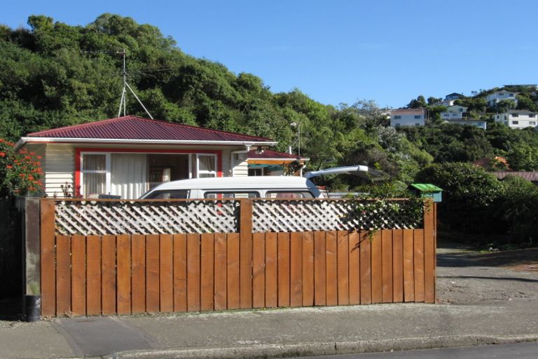 Photo of property in 4a Wakely Road, Newlands, Wellington, 6037