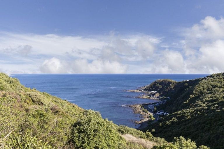 Photo of property in 2b Paratu Way, Strathmore Park, Wellington, 6022