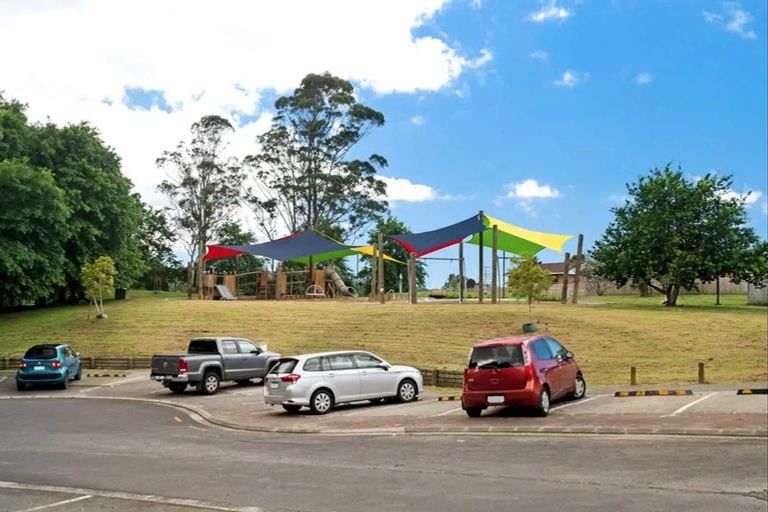 Photo of property in The Haven, 9/120 Beach Haven Road, Beach Haven, Auckland, 0626