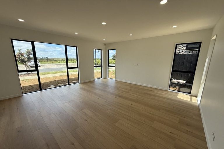 Photo of property in 21 Catalina Avenue, Rosehill, Papakura, 2113