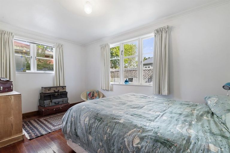 Photo of property in 2 Serwayne Place, Sunnyvale, Auckland, 0612