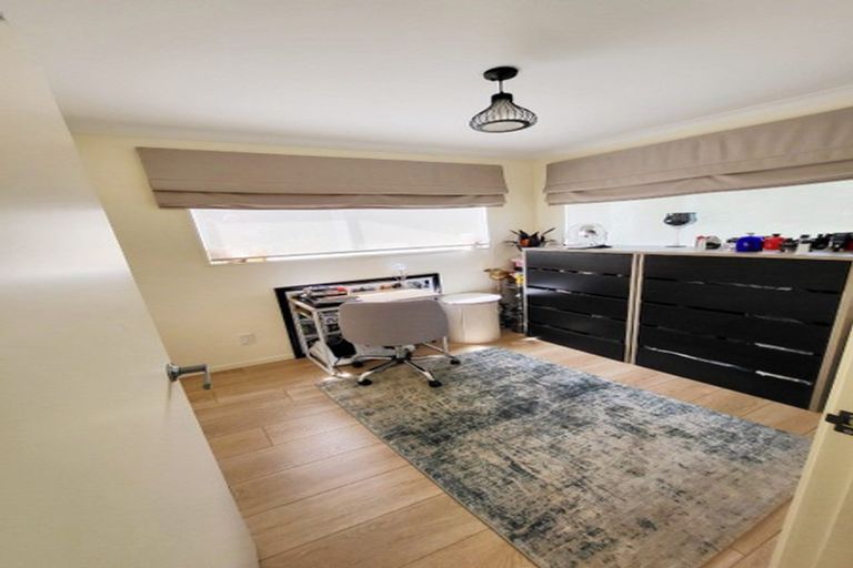 Photo of property in 2/18a Sherwood Avenue, Te Atatu South, Auckland, 0610