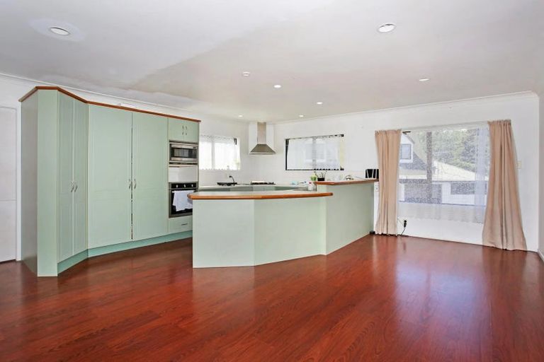 Photo of property in 26 Kingsclere Place, Goodwood Heights, Auckland, 2105