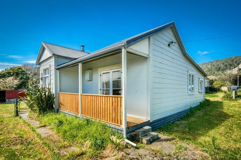 Photo of property in 3 Greenfield Street, Hector, 7822