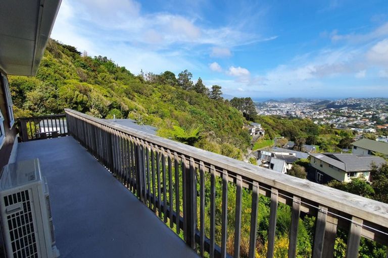 Photo of property in 10 Middlesex Place, Northland, Wellington, 6012