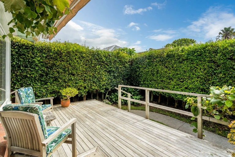Photo of property in 2/2b Grove Road, Narrow Neck, Auckland, 0624