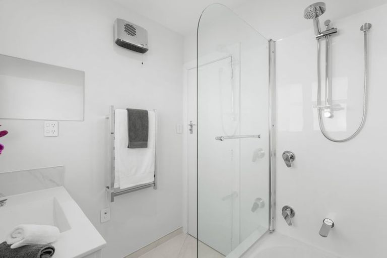 Photo of property in 1 Shaftesbury Street, Avonhead, Christchurch, 8042