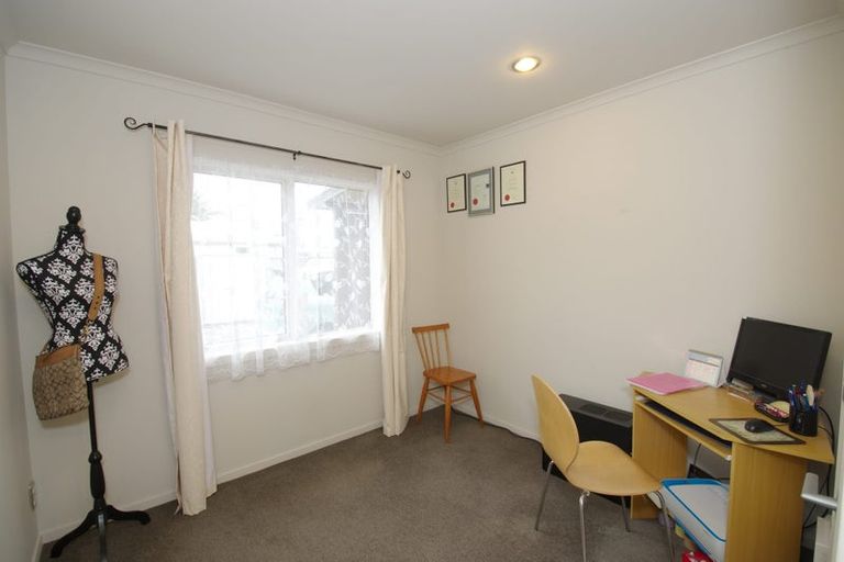 Photo of property in 15a Lyndfield Lane, Newlands, Wellington, 6037