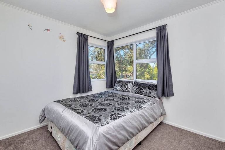 Photo of property in 31 Thornlow Street, Glendene, Auckland, 0602