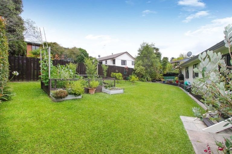 Photo of property in 5 John Webster Place, Glen Eden, Auckland, 0602