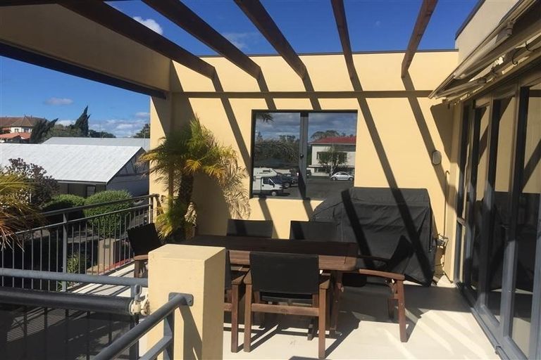 Photo of property in 28 Parade Street, Hospital Hill, Napier, 4110