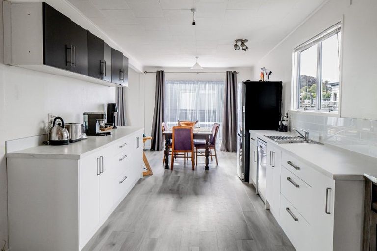 Photo of property in 15a Queens Road, Glen Avon, New Plymouth, 4312