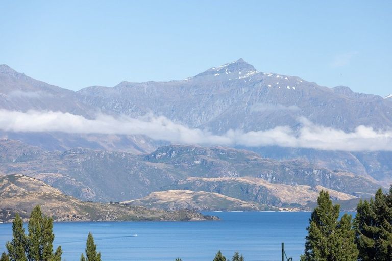 Photo of property in 3 Urquhart Place, Wanaka, 9305