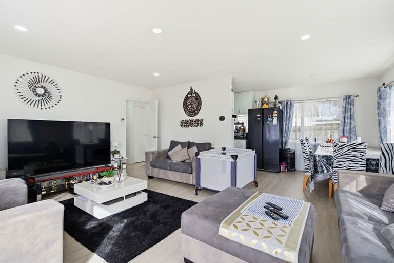 Photo of property in 2/31 Solveig Place, Randwick Park, Auckland, 2105