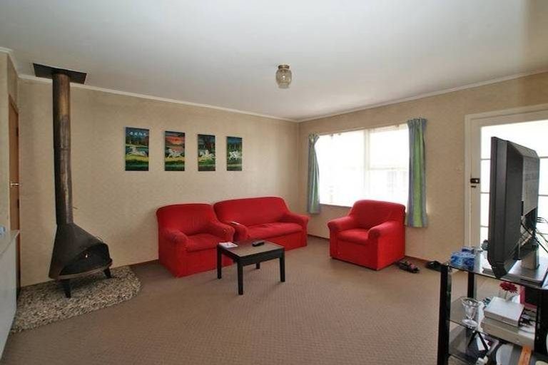 Photo of property in 2/2 Archibald Road, Kelston, Auckland, 0602