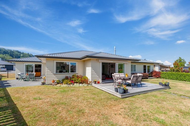 Photo of property in 6 Rogers Place, Kinloch, Taupo, 3377