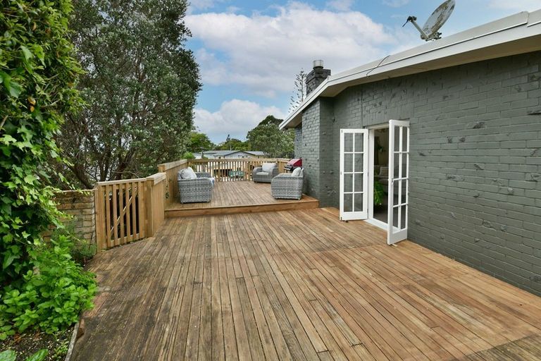 Photo of property in 6 Maori Hut Road, Red Beach, 0932