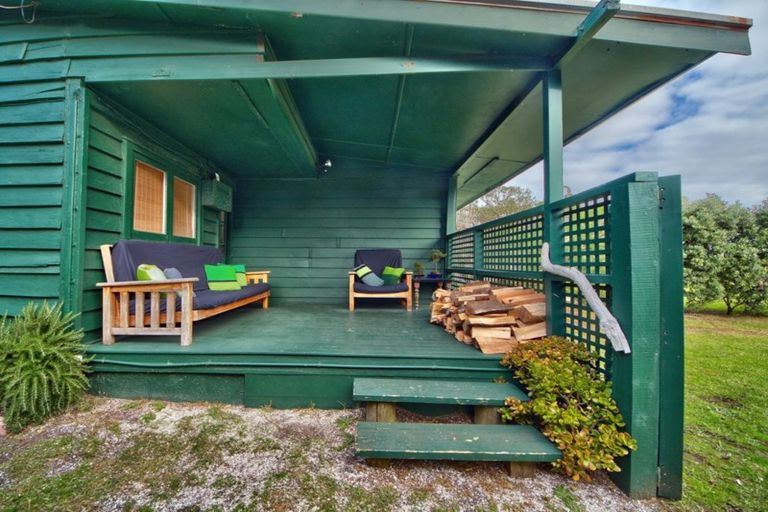 Photo of property in 105 Marine Parade North, Piha, 0772