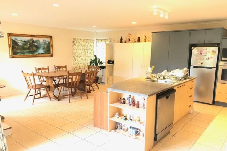 Photo of property in 33a Oakwood Grove, Eastern Beach, Auckland, 2012