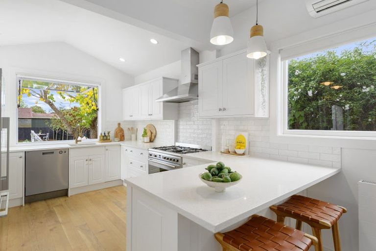 Photo of property in 64 Wilsons Road, Saint Martins, Christchurch, 8022