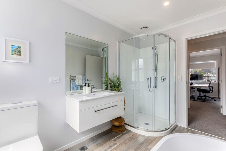 Photo of property in 53 Karearea Avenue, Kenepuru, Porirua, 5022