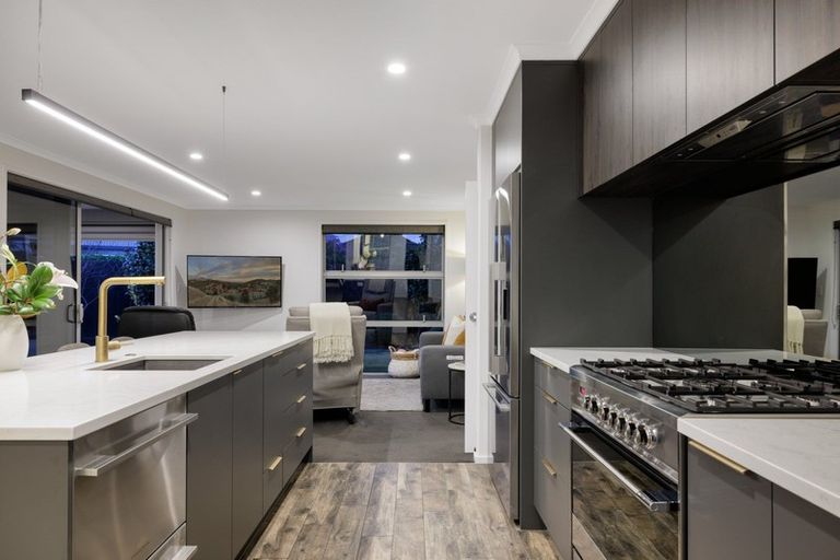 Photo of property in 21 Kahuparere Crescent, Pyes Pa, Tauranga, 3112