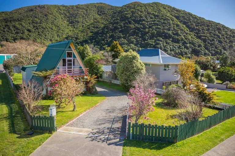 Photo of property in 34 Beach Road, Waikawa, Picton, 7220